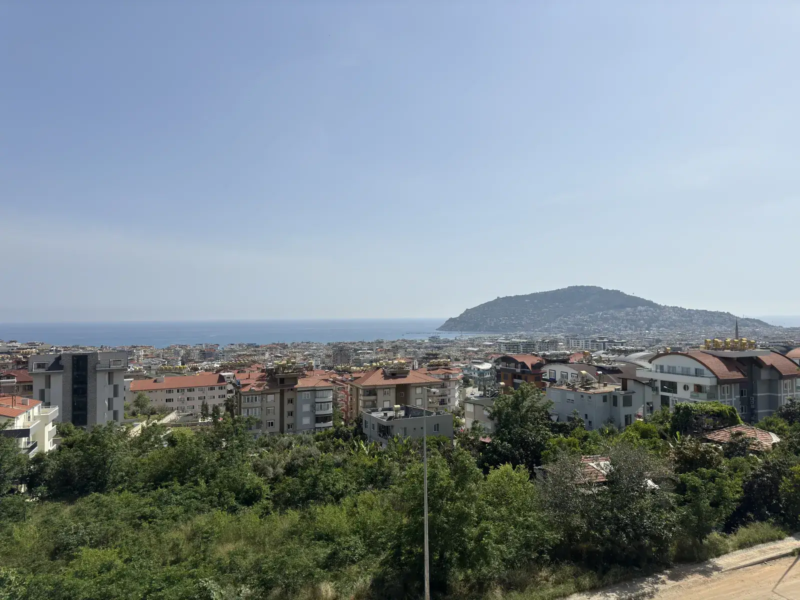 View from the complex to the castle and the sea